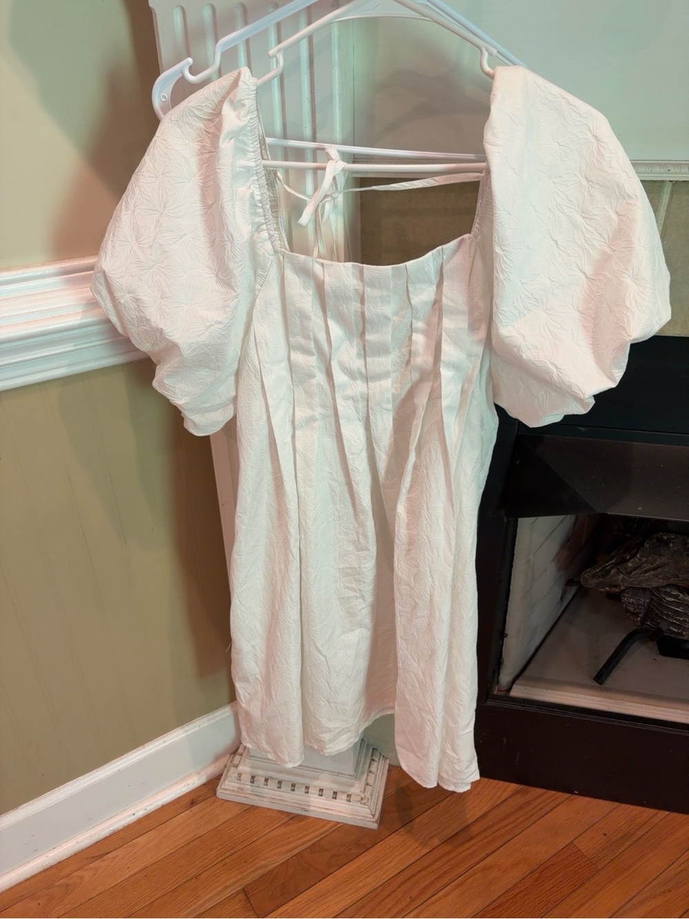 New In White Puff Sleeve Dress large